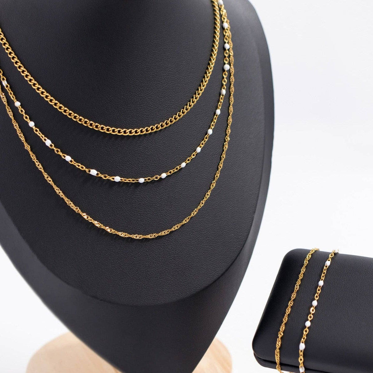 18K Gold PVD Stainless Steel White Confetti Chain Necklace: Stainless / 16+2"